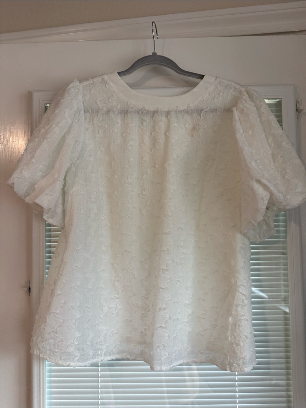 Doe & Rae Women's Cream/White Tie-Neck Puff Sleeve Blouse